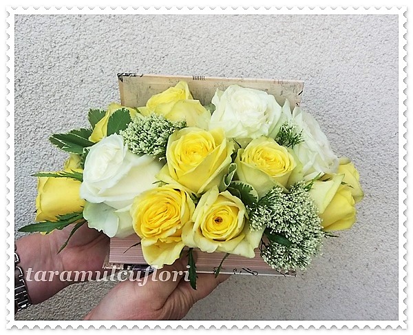 Carte cu flori-trandafiri albi si galbeni.5905